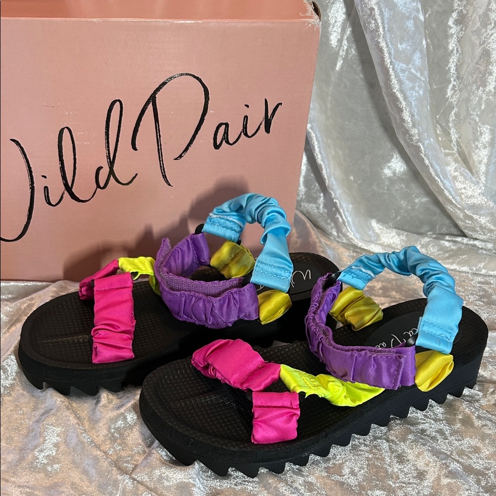 NWT WILD PAIR COLORFUL SANDALS 7